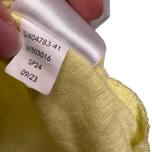 2024 Athleta Breezy Scoop V-Neck Tee size M lightweight Summer Yellow I26 - Picture 5 of 9